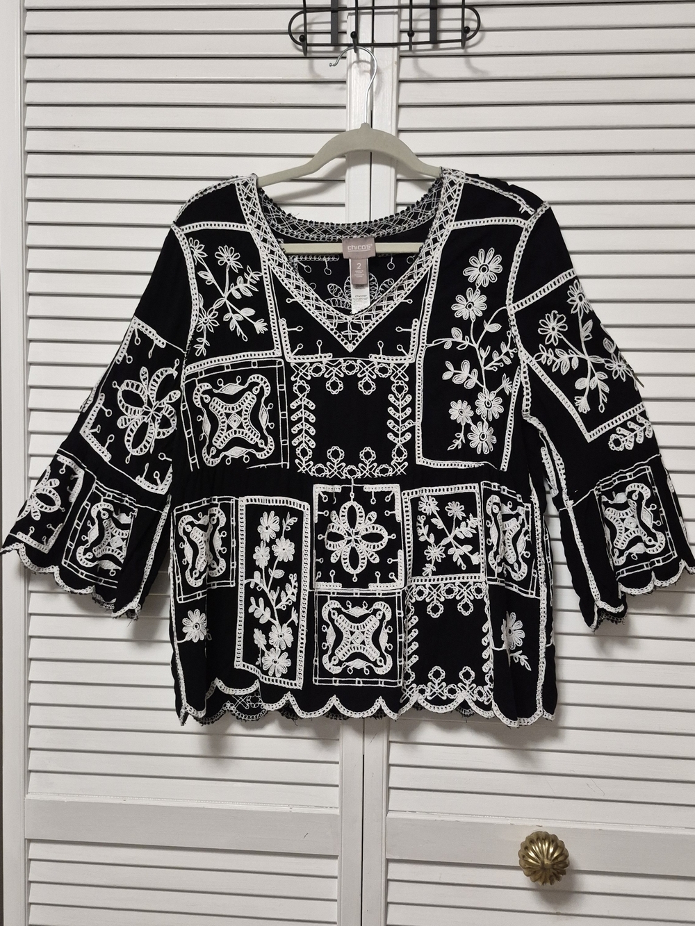 Chico's Black & White Embroidered Crochet-Style Boho Top Size 2